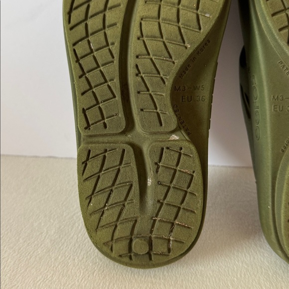 OOFOS flip flops - Picture 10 of 11